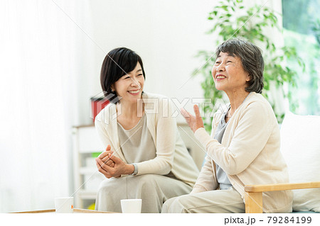 仲良く会話をする親子　　嫁姑　母子　シニア女性　ミドル女性　2人 79284199