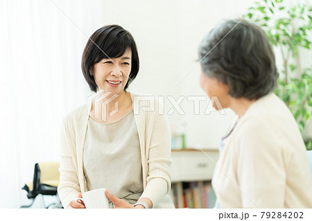仲良く会話をする親子  嫁姑 母子 シニア女性 ミドル女性 2人 仲良く会話をする親子  嫁姑 母子 シニア女性 ミドル女性 2人 79284202