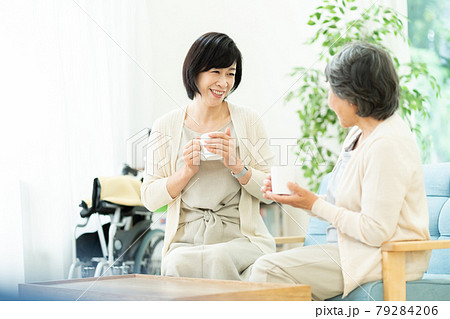 仲良く会話をする親子  嫁姑 母子 シニア女性 ミドル女性 2人 仲良く会話をする親子  嫁姑 母子 シニア女性 ミドル女性 2人 79284206
