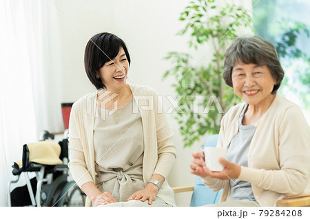 仲良く会話をする親子  嫁姑 母子 シニア女性 ミドル女性 2人 仲良く会話をする親子  嫁姑 母子 シニア女性 ミドル女性 2人 79284208