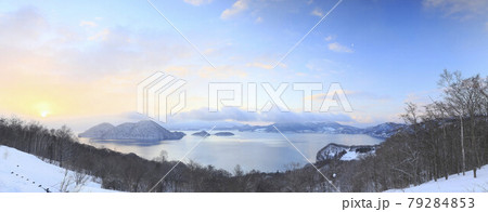 北海道洞爺湖町のサイロ展望台から望む洞爺湖と日の出 79284853
