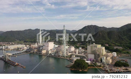 広島県竹原市の火力発電所を海から空撮しました。 79285232