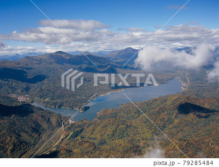 空から見る糠平湖の全景（北海道・上士幌町） 79285484