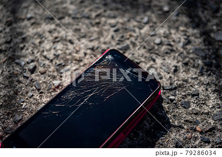 コンクリートにスマホを落として画面が割れた コンクリートにスマホを落として画面が割れた 79286034