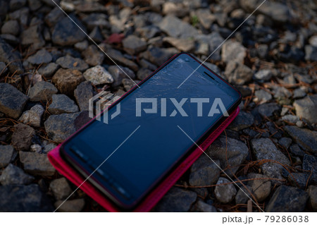 砂利の上にスマホを落として画面が割れた 79286038