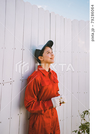 赤いつなぎを着た若い女性の写真素材