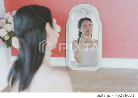 ミドル女性の肌悩み ミドル女性の肌悩み 79286073