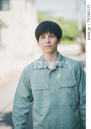 作業服の男性 作業服の男性 79286115