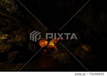 沖縄県　石垣市　リゾート　島　天国　夏休み　観光　旅行　サビチ鍾乳洞　鍾乳洞　石灰岩　薄暗い 79286665