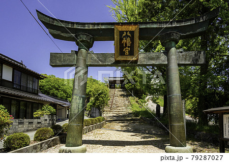 新見船川八幡宮　青銅の鳥居　岡山県新見市 79287027