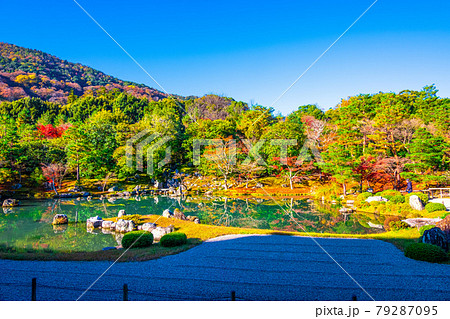 天龍寺 曹源池庭園と紅葉 天龍寺 曹源池庭園と紅葉 79287095