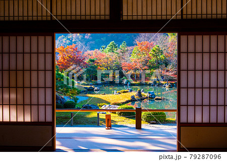 天龍寺 曹源池庭園と紅葉 79287096