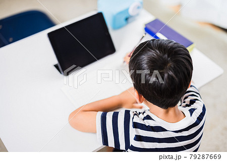 オンライン学習をする小学生の男の子 オンライン学習をする小学生の男の子 79287669