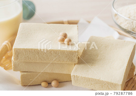 高野豆腐と大豆製品 79287786