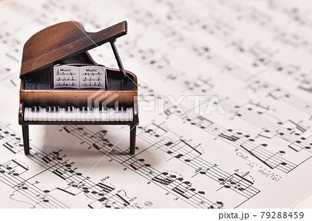ピアノと楽譜のイメージ　【室内スタジオ撮影】 79288459