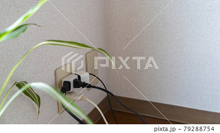 電源コンセント|危険なタコ足配線 電源コンセント|危険なタコ足配線 79288754