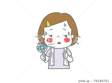 汗をかいてハンディファンで涼んでいる女の子 79289761