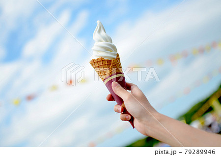 ソフトクリームと青空とフラッグ ソフトクリームと青空とフラッグ 79289946