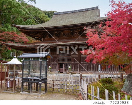 功山寺の仏殿と紅葉の写真素材 7929