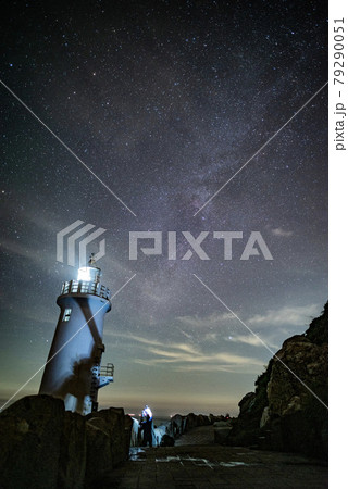伊良湖岬の灯台と星空 79290051