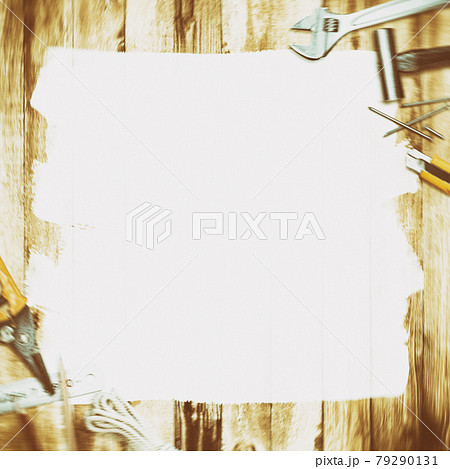 アナログな色調の工具と木目の背景素材 79290131