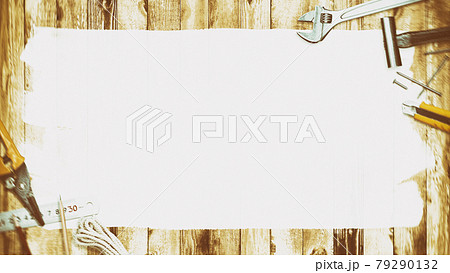 アナログな色調の工具と木目の背景素材 79290132