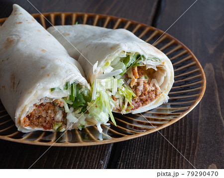 挽き肉や野菜を生地で包んだ、トルティーヤのクローズアップ。 79290470