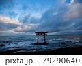 北海道の海の中の鳥居 79290640