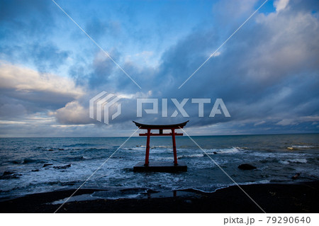 北海道の海の中の鳥居 79290640