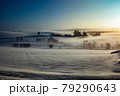 北海道の朝日の街 79290643