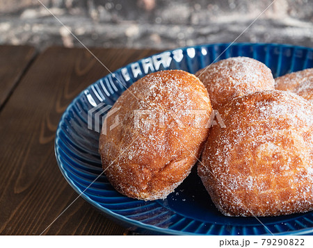 マラサダという名前のドーナッツ。揚げパンにたっぷりの砂糖をまぶした甘いお菓子。 79290822