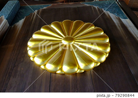 靖國神社　神門の十六弁菊花紋章 79290844