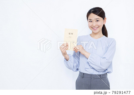 笑顔で給料袋を持つ30代のビジネスウーマン 笑顔で給料袋を持つ30代のビジネスウーマン 79291477