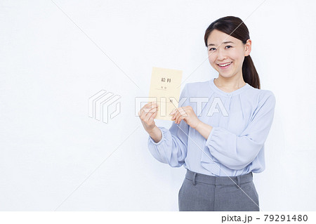 笑顔で給料袋を持つ30代のビジネスウーマン 笑顔で給料袋を持つ30代のビジネスウーマン 79291480