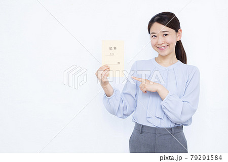 笑顔で給料袋を持つ30代のビジネスウーマン 笑顔で給料袋を持つ30代のビジネスウーマン 79291584