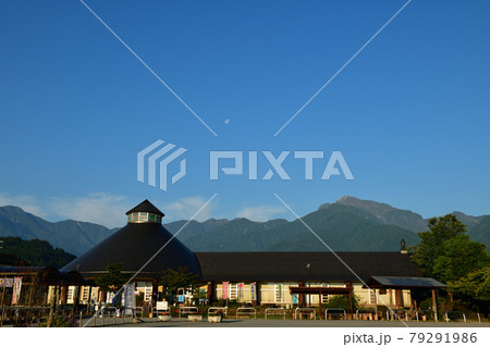 北杜市白州町、道の駅はくしゅう、南アルプス甲斐駒ケ岳と残月 79291986