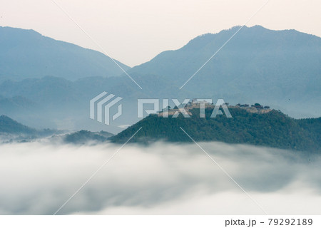 雲海と竹田城跡 79292189
