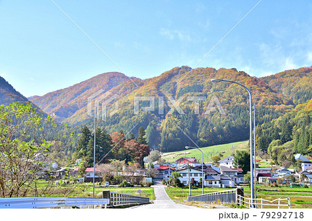 簗場駅前より鹿島槍スキー場方面を望む(長野県大町市)【2019.11】 79292718