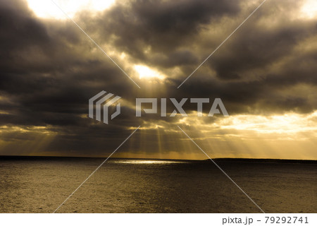 海に沈む太陽 79292741
