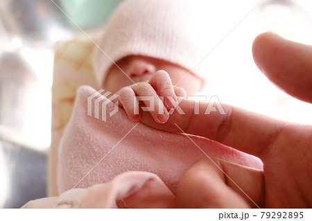 新生児 生まれたて 産 79292895