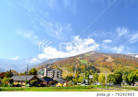 白馬八方温泉街より白馬八方尾根スキー場、五竜岳方面を望む(長野県白馬村)【2019.11】 79292903