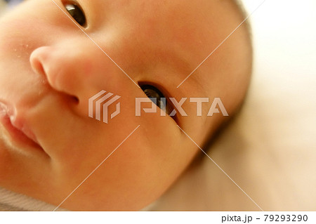 新生児 生まれたて 産 79293290