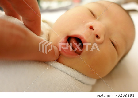 新生児 生まれたて 産 79293291