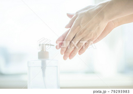 手の除菌をしているところのイメージ 手の除菌をしているところのイメージ 79293983