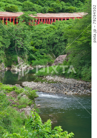 新潟県魚沼市にある赤いスノーシェッドと破間川 79294502