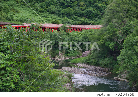 新潟県魚沼市にある赤いスノーシェッドと破間川 79294559