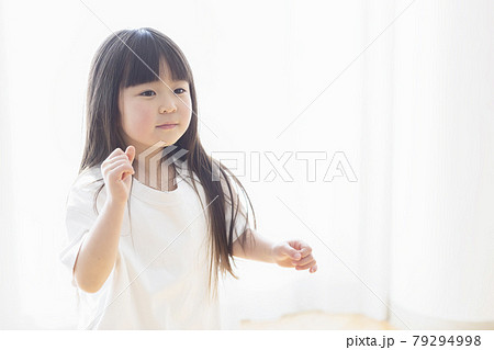 6歳の女の子 6歳の女の子 79294998