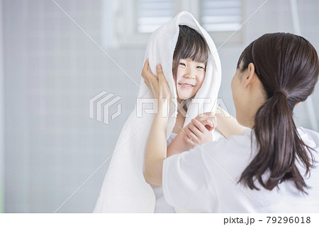 髪の毛を乾かす親子 髪の毛を乾かす親子 79296018