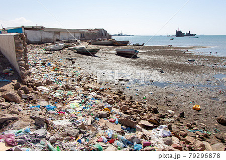 ビニール袋やペットボトルなどのゴミが散乱するビーチ 79296878