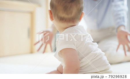 赤ちゃんをあやす母親 赤ちゃんをあやす母親 79296928